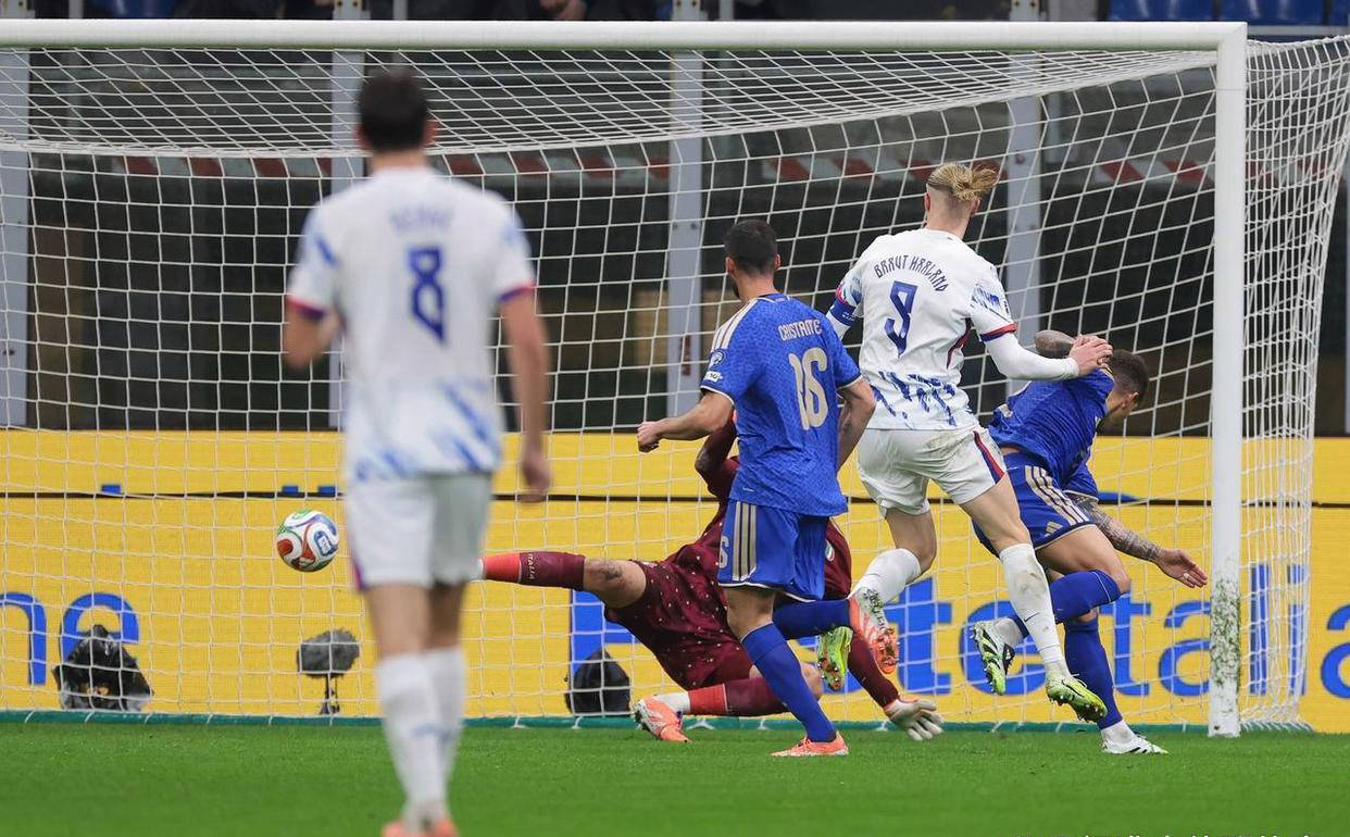 意大利主场1-4惨败挪威，加图索三中卫阵型边路短板显现，附加赛前景堪忧