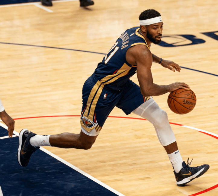 巨人的进化：NBA与CBA战术体系发展路径的跨文化比较研究