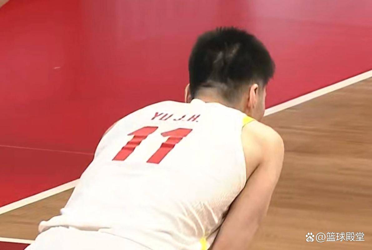男篮首节被日本吊打！防守+篮板全垮，进攻多人打铁，战术也不行