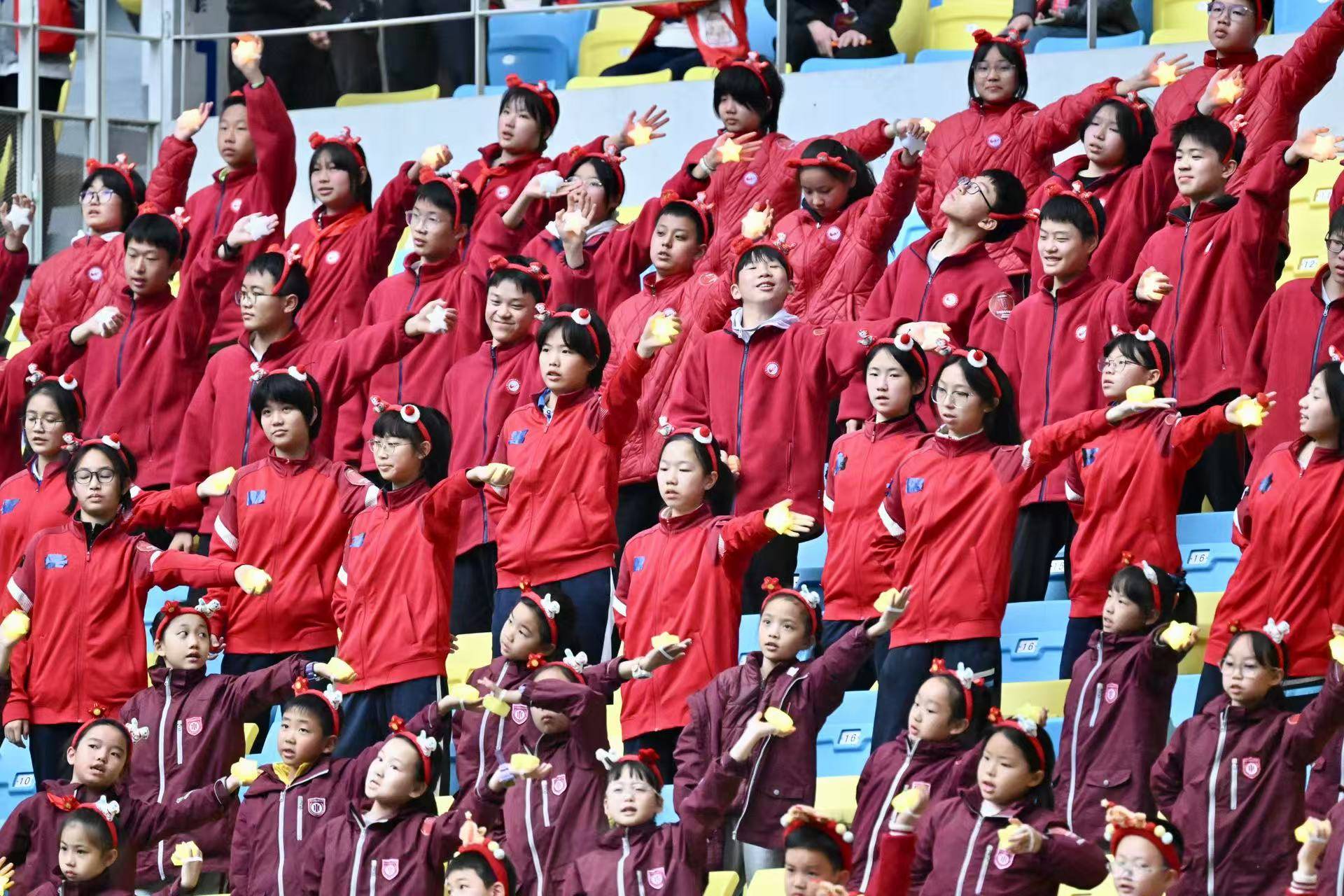 世界杯投注 -凤凰山唱响青春之歌！成都十八中女子足球队为公益看台增添耀眼活力