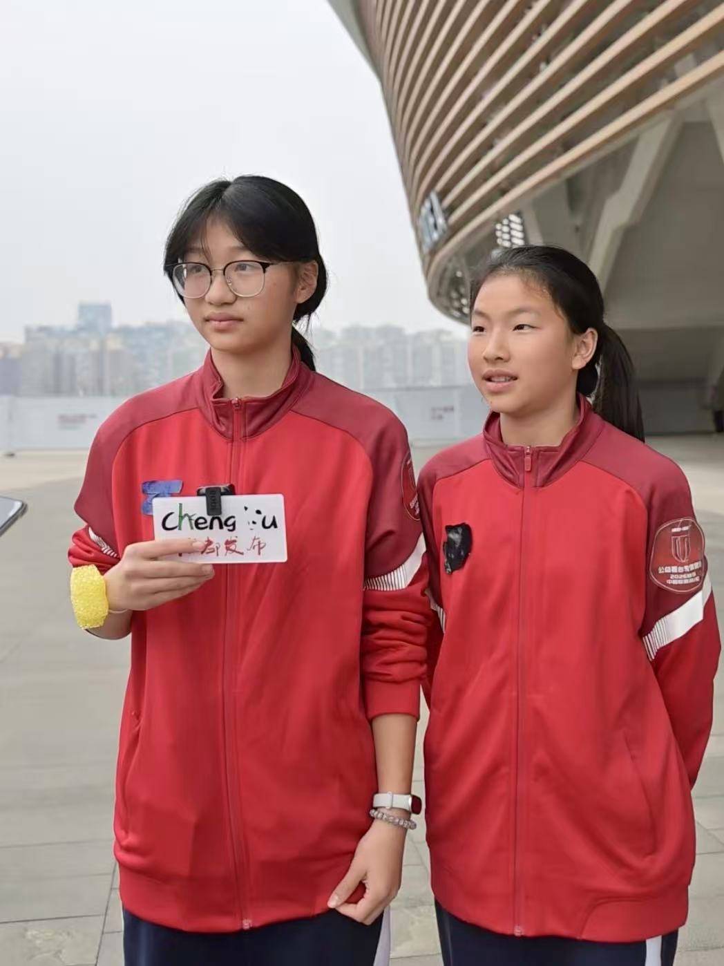 凤凰山唱响青春之歌！成都十八中女子足球队为公益看台增添耀眼活力