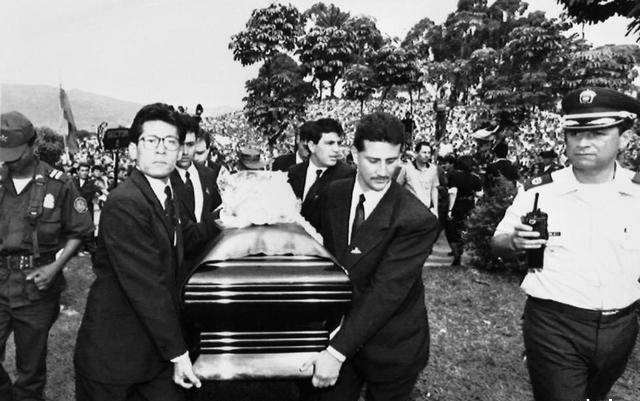 94年世界杯：哥伦比亚球员将球踢进自家球门，回国后被射击12枪