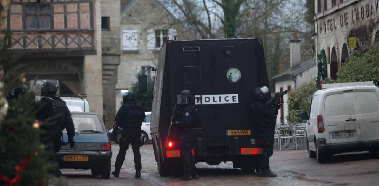 94年世界杯：哥伦比亚球员将球踢进自家球门，回国后被射击12枪