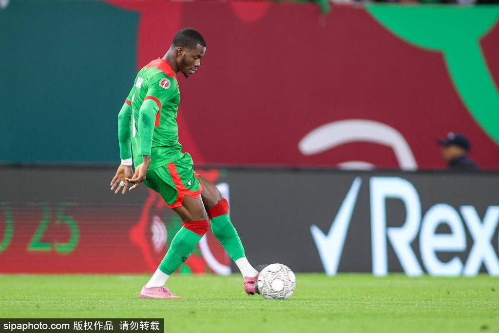 世界杯下注 -C罗禁区内凌空抽射踢呲，脚后跟射门被吹越位，背后的战术深意与影响解析