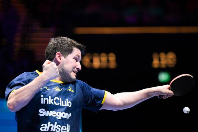 乒乓球世界杯丨男单小组赛：雨果·卡尔德拉诺胜克里斯蒂安·卡尔松